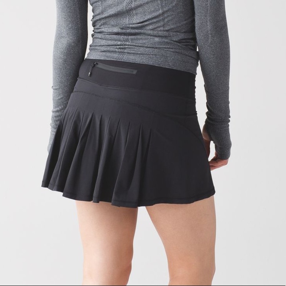 Lululemon Black Circuit Breaker Skirt size 6 tall